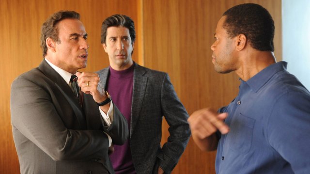 Robert Shapiro (John Travolta), Robert Kardashian (David Schwimmer) og O.J Simpson (Cuba Gooding, Jr.) planlegger forsvarsstrategi. (Foto: TV3, FX)