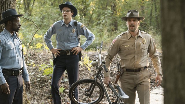 Sheriff Hopper (David Harbour) finner sykkelen, men ikke eieren i Stranger Things. (Foto: Netflix)