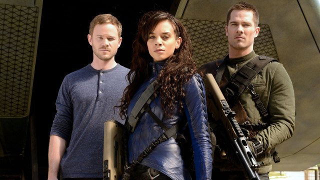 Aaron Ashmore, Hannah John-Kamen og Luke Macfarlane i Killjoys. (Foto: HBO Nordic, Steve Wilkie/Syfy).