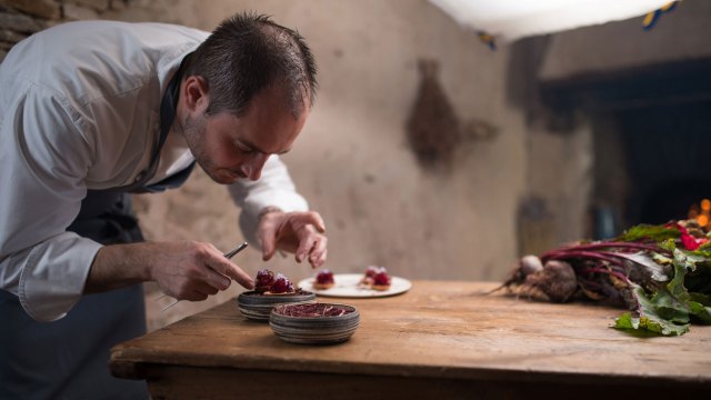 Mesterkokk Alexandre Couillon finjusterer presentasjonen. (Foto: Netflix)