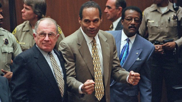 Advokat F. Lee Bailey, O.J Simpson og advokat Johnnie Cochran Jr. etter frikjennelsen i 1994. (Foto: AP, Los Angeles Daily News, Myung J. Chun, NTBScanpix)