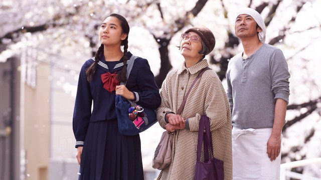 Wakana (Kyara Uchida), Tokue (Kirin Kiki) og Sentarô (Masatoshi Nagase) er de tre hovedfigurene i Under kirsebærtrærne (Foto: Arthaus).