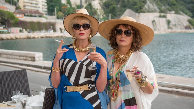 Patsy (Joanna Lumley) og Edina (Jennifer Saunders) rømmer til den franske rivieraen i Absolutely Fabulous: The Movie (Foto: 20th Century Fox)