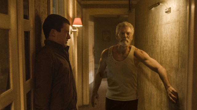 Alex (Dylan Minnette) må stå musestille når den blinde (Stephen Lang) går forbi i Don't Breathe (Foto: United International Pictures)