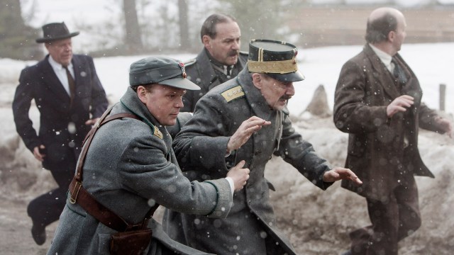 Kronprins Olav (Anders Baasmo Christiansen) og Kong Haakon (Jesper Christensen) må flykte fra tyske bombefly i Kongens nei (Foto: Paradox / Nordisk Film Distribusjon)