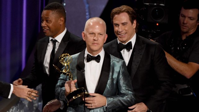 Produsent Ryan Murphy flankert av skuespillerne Cuba Gooding Jr. og John Travolta under Emmy-utdelingen, 2016. (Foto: NTBScanpix, AFP, Valerie Macon)