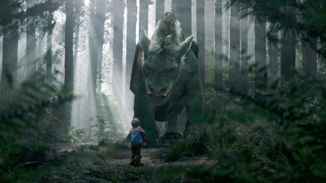 Dragen finner 4 år gamle Peter vandrende alene i skogen i Peter og Dragen (Foto: (c) 2016 Disney Enterprises inc. All Rights Reserved)