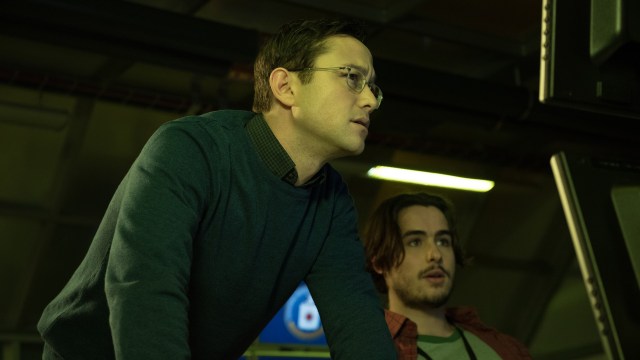Edward Snowden (Joseph Gordon-Levitt) oppdager ulovlig overvåkning i Snowden. (Foto: Norsk Filmdistribusjon)