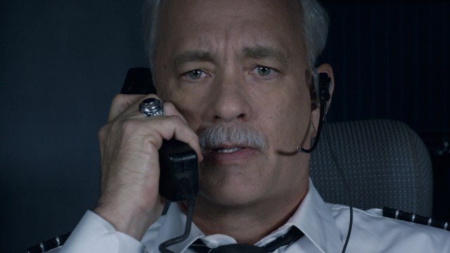 Kaptein Sullenberger (Tom Hanks) ber passasjerene om å forberede seg på krasjlanding i Sully. (Foto: SF Studios)