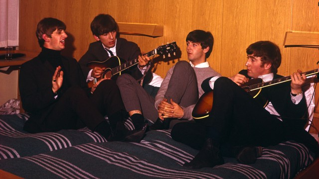 Ringo Starr, George Harrison, Paul McCartney og John Lennon slapper av på hotellrommet i The Beatles: Eight Days a Week - The Touring Years. (Foto: Apple Corps Ltd.)