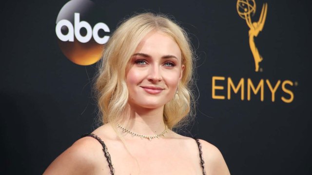 Sophie Turner fra Game of Thrones aankommer Emmy-utdelingen. (Foto: REUTERS/Lucy Nicholson, NTB Scanpix).