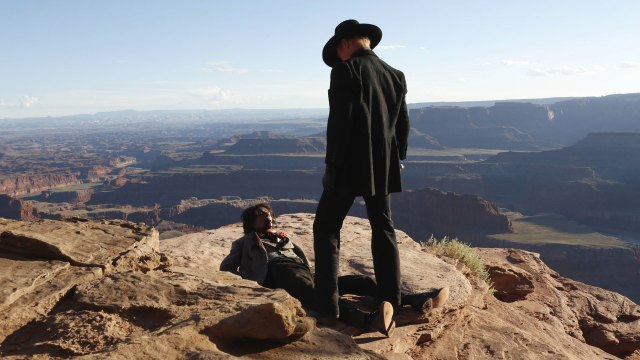 Ed Harris er replikksterk og handlekraftig som den ikoniske Gunslinger i Westworld. (Foto: HBO Nordic)