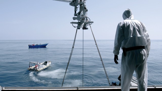 Hjelpemannskaper henter døde og levende migranter i Havet brenner (Foto: Arthaus)