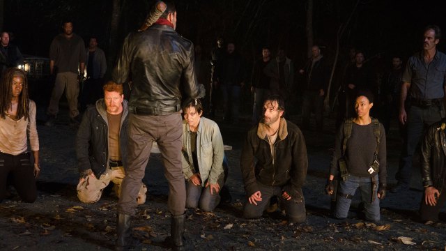 Oppgjørets time er kommet. I premieren på den syvende sesongen av The Walking Dead, får vi endelig vite hvem Negan tar livet av. (Foto: FOX).