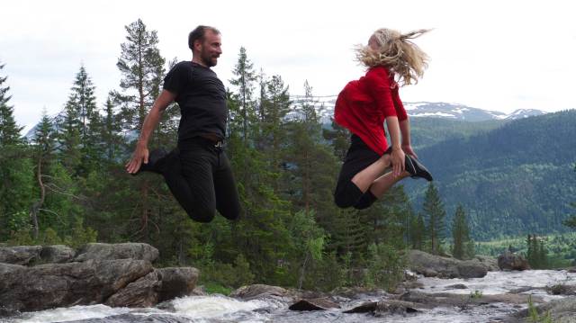 Vilde er en av få jenter som driver med hallingdans. (Foto: Sant&Usant).