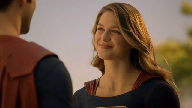 Melissa Benoist er fortsatt supersjarmerende i rollen som Supergirl. (Foto: HBO Nordic).