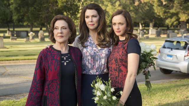 Tre generasjoner Gilmore girls med bestemor Emily (Kelly Bishop), mor Lorelai (Lauren Graham) og datter Rory (Alexis Bledel). (Foto: Netflix)