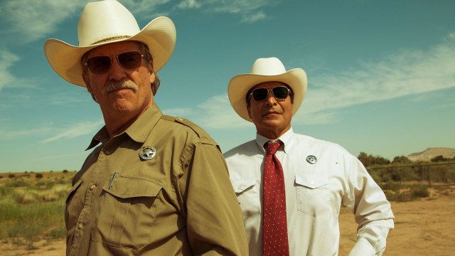 Texas Rangerne Marcus Hamilton (Jeff Bridges) og Alberto Parker (Gil Birmingham) i Hell or High Water (Foto: Norsk Filmdistribusjon)