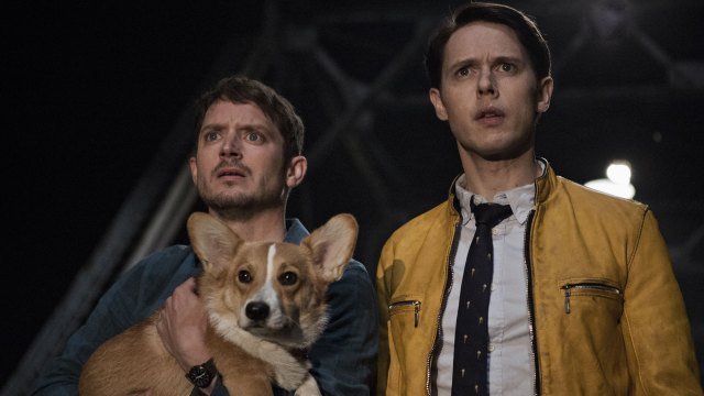 Assistent Todd (Elijah Wood) og detektiv Dirk (Samuel Barnett) sammen med en usedvanlig smart hund i Netflix sin nye krimkomedie. (Foto: Netflix, BBCAmerica)