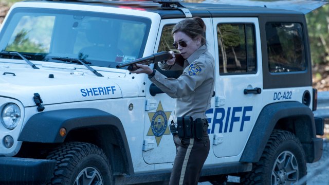 Sheriff Helen Torrance spilles godt av Julianne Nicholson. Så spørs det om hun vinner Emmy for rollen, slik som Anneke von der Lippe gjorde i originalen. (Foto: USA Network)