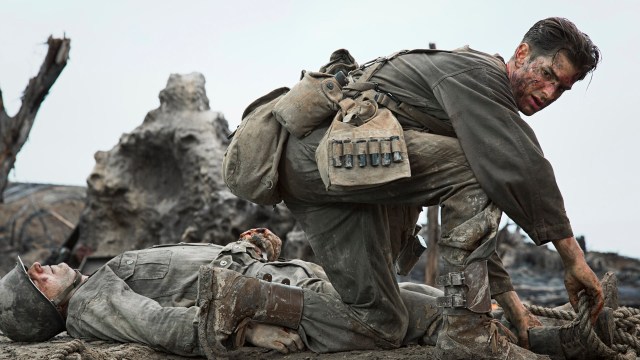 Desmond Doss (Andrew Garfield) kjemper uten våpen i Hacksaw Ridge. (Foto: SF Studios)