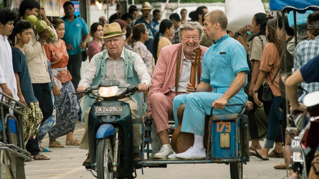 Allan, Julius og Gäddan stikker fra Bali i Hundreogettåringen som stakk fra regningen og forsvant. (Foto: © Nice FLX Pictures)