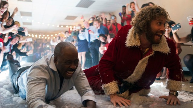 Walter (Courtney B. Vance) og Clay (T.J. Miller) slår seg løs i Office Christmas Party. (Foto: Nordisk Film Distribusjon AS)