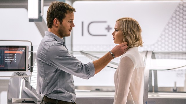 Det oppstår et kjærlighetsforhold mellom Aurora (Jennifer Lawrence) og Jim (Chris Pratt) i Passengers. (Foto: United International Pictures)