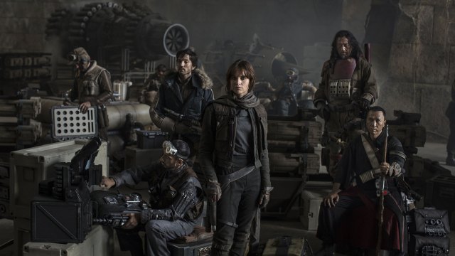 Skuespillerne Riz Ahmed, Diego Luna, Felicity Jones og Jiang Wen i Rogue One: A Star Wars Story (Foto: The Walt Disney Company Nordic, Lucasfilm Ltd.)