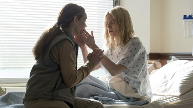 Prairie Johnson (Brit Marling) møter igjen sin mor (Alice Krige) etter at den unge kvinnen har vært forsvunnet i 7 år. (Foto: Netflix)