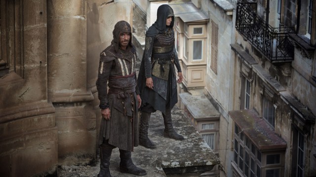 Assassinerne Aguilar (Michael Fassbender) og Maria (Ariana Labed) i Assassin's Creed. (Foto: 20th Century Fox)