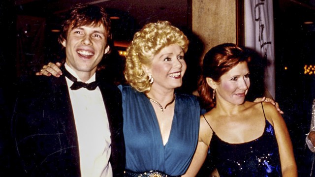 Søskenparet Todd og Carrie Fisher flankerer sin mor Debbie Reynolds. (Foto: HBO Nordic)