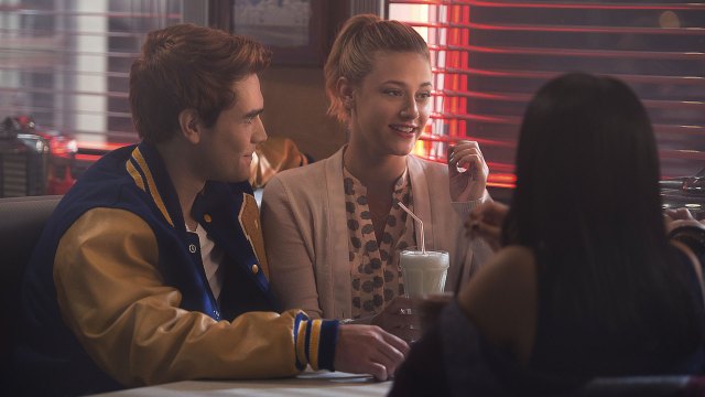 Archie (K.J. Apa) og Betty (Lili Reinhart) henger på Pop's diner i Riverdale. (Foto: Netflix)