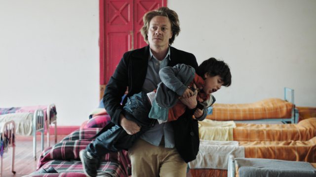 Kjetil (Kristoffer Joner) sliter med farsfølelsen for adoptivsønnen Daniel (Kristoffer Bech) i 