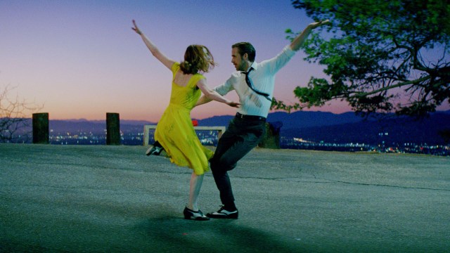 Emma Stone og Ryan Gosling danser pent i La La Land. (Foto: Nordisk Film Distribusjon AS)