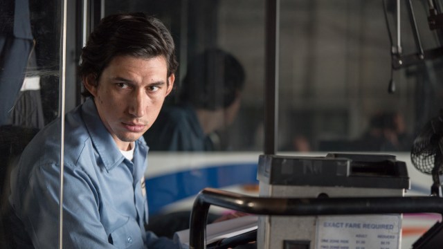 Paterson (Adam Driver) er en poetisk bussjåfør i filmen 