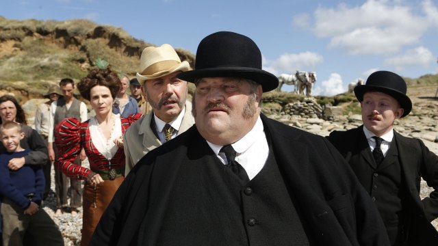 En naiv politimann og en gjeng idiotiske rikfolk prøver å løse mysteriet i Slack Bay. (Foto: Another World Entertainment Norway AS)