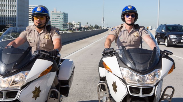 Frank Poncherello (Michael Peña) og Jon Baker (Dax Shepard) jager korrupte politifolk i 