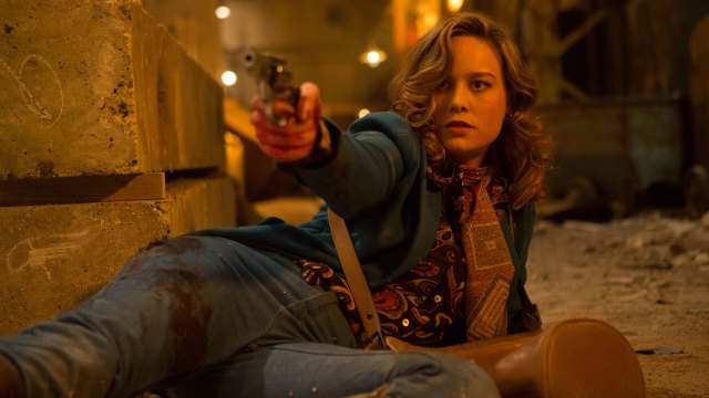 Justine (Brie Larson) er blant de som lar pistolen ta seg av pratinga i den kule gangsterkomedien Free Fire. (Foto: Selmer Media)