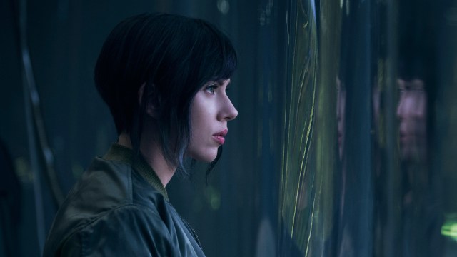 Scarlett Johansson spiller godt som en krysning av menneske og robot i 