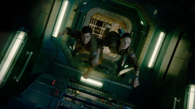 Jake Gyllenhaal og Rebecca Ferguson i svevende tilstand i sci-fi-thrilleren 