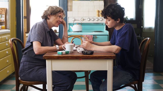 Anette Bening og Lucas Jade Zumann i Moderne kvinner. (Foto: Norsk Filmdistribusjon).