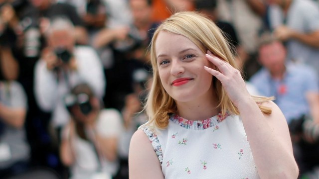 Elisabeth Moss blir fotografert på taket av Festivalpalasset i Cannes, der 