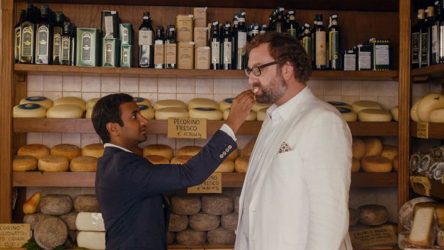 Dev (Aziz Ansari) og kompisen Arnold (Eric Wareheim) spiser litt ost og diskuterer kunsten å prøvesmake i sesong 2 av Master of None. (Foto: Netflix)