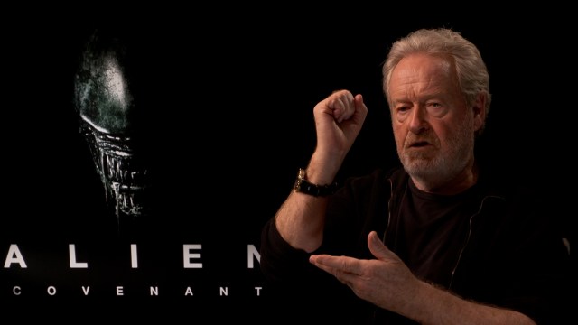 Ridley Scott (til høyre) har regissert en ny Alien-film, 38 år etter den første. (Foto: NRK)