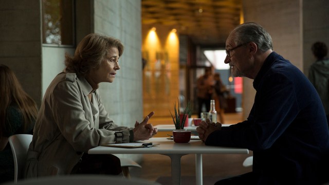 Tony (Jim Broadbent) møter sin gamle venninne Veronica (Charlotte Rampling) i 