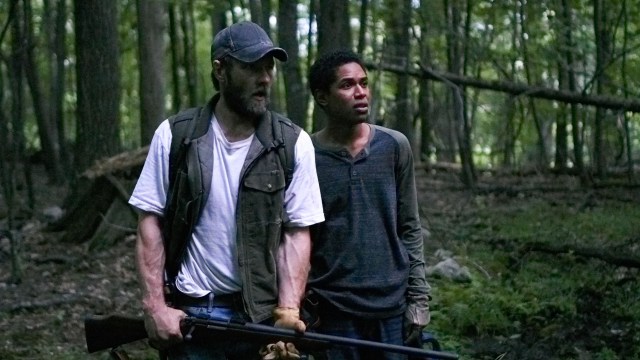 Paul (Joel Edgerton) og sønnen Travis (Kelvin Harrison Jr.) leter etter noe i skogen i 