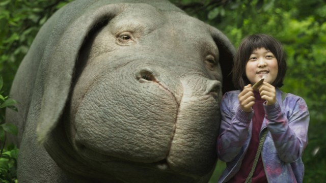 Det er et kjærlig bånd mellom supergrisen Okja og Mija (An Seo Hyun) i filmen 