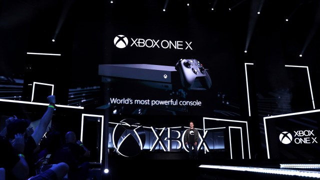 Xbox-sjef Phil Spencer viser frem den nye Xbox One X. (Foto: Matt Sayles/Invision for Microsoft/AP Images)