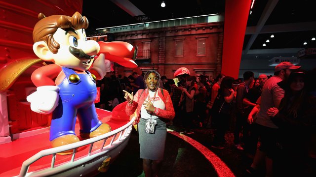 En E3-besøkende poserer med Mario på Nintendo-utstillingen.
 (Foto: Christian Petersen/Getty Images/AFP)